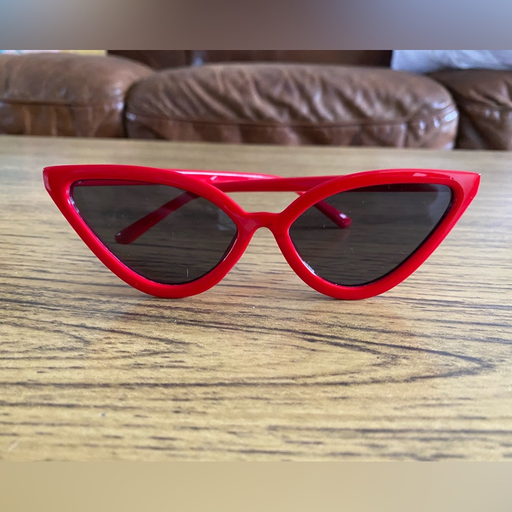 Red Cat Eye Women's Sunglasses - Fashionable Retro Style